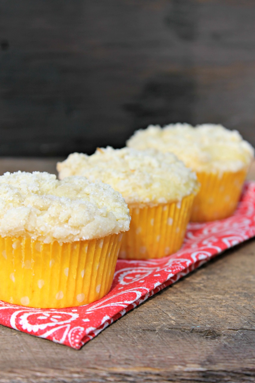 Delicious muffins with a lemony zest and a crumbly consistency!