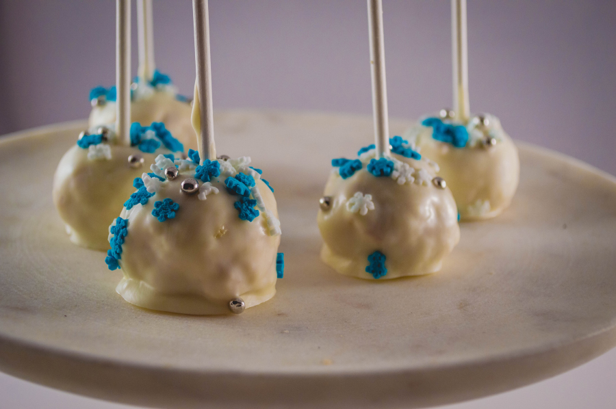 Embracing winter by making these season-appropriate cake pops