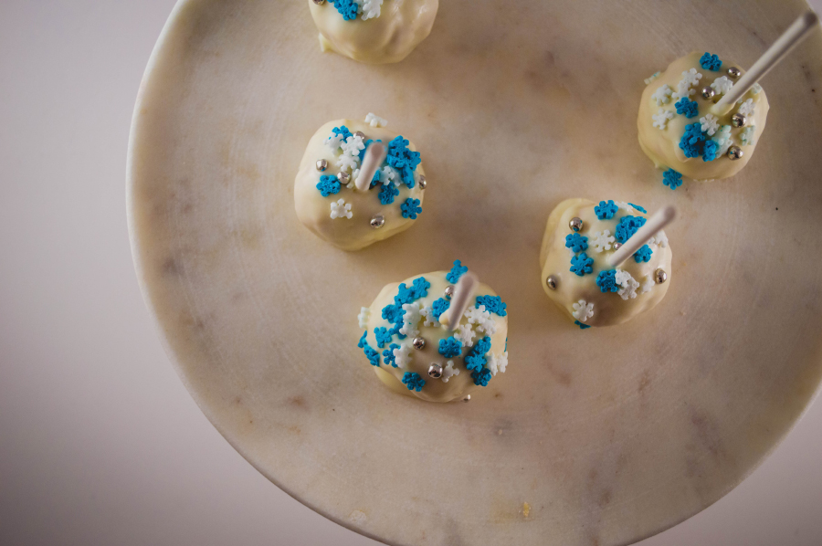 Embracing winter by making these season-appropriate cake pops